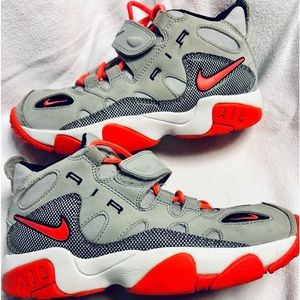 Nike air turf raider size 6youth grey/orange/white/black